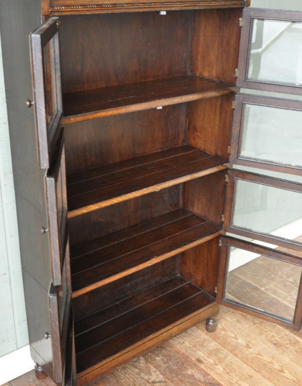 アンティークのキャビネット　アンティーク家具　英国のカッコいいアンティーク家具、ガラス扉のシャツケース（本棚）。男性にも好まれるシックなデザイン。(j-1334-f)