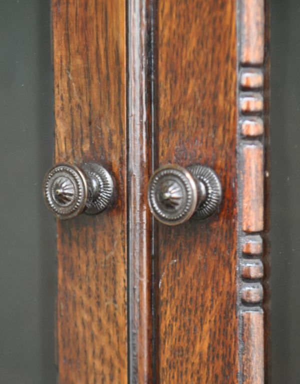 アンティークのキャビネット　アンティーク家具　英国のカッコいいアンティーク家具、ガラス扉のシャツケース（本棚）。扉の取っ手はこんな感じ。(j-1334-f)