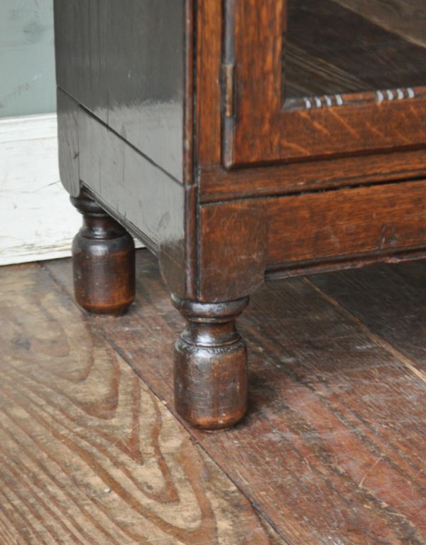 アンティークのキャビネット　アンティーク家具　英国のカッコいいアンティーク家具、ガラス扉のシャツケース（本棚）。しっかりした脚で、キチンと支えてくれます。(j-1334-f)