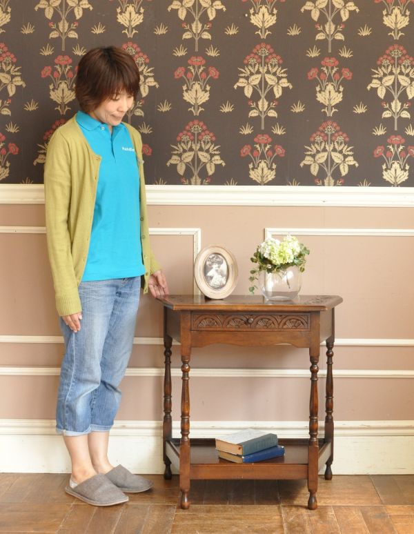 ロイドテーブル　アンティーク家具　英国らしい上品なアンティーク家具、コンソールテーブル。そっと壁に付けて置くだけで、オシャレな雰囲気に。(j-1335-f)