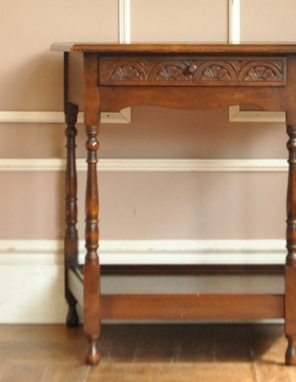 ロイドテーブル　アンティーク家具　英国らしい上品なアンティーク家具、コンソールテーブル。大人っぽいカラーで落ち着きがあります。(j-1335-f)