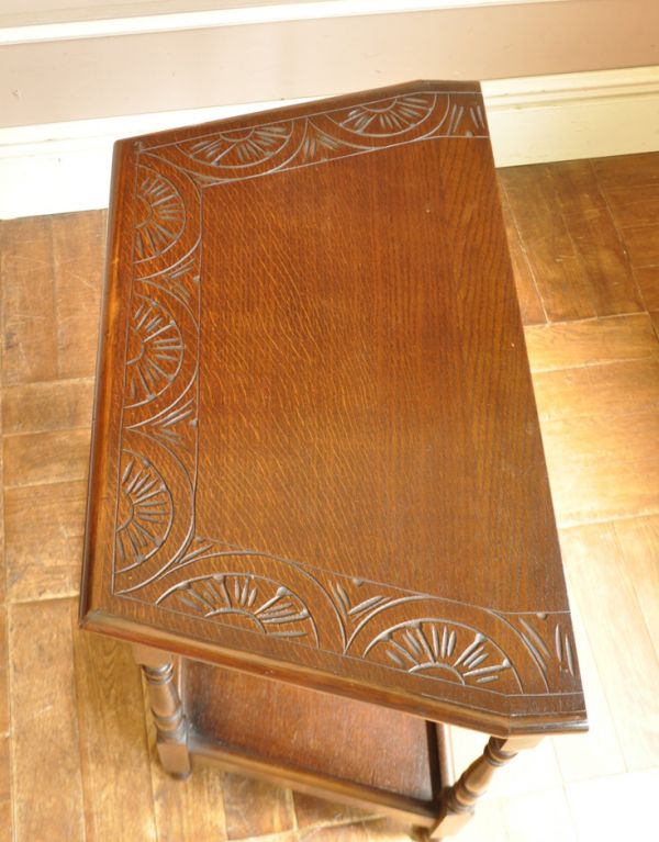 ロイドテーブル　アンティーク家具　英国らしい上品なアンティーク家具、コンソールテーブル。天板もキレイに仕上げました。(j-1335-f)