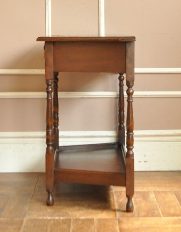 ロイドテーブル　アンティーク家具　英国らしい上品なアンティーク家具、コンソールテーブル。サイドはこんなにスッキリ！場所を取らないので使いやすいです。(j-1335-f)