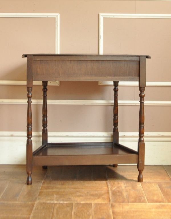 ロイドテーブル　アンティーク家具　英国らしい上品なアンティーク家具、コンソールテーブル。専門の職人によってお直ししていますが、アンティークは新品ではありません。(j-1335-f)