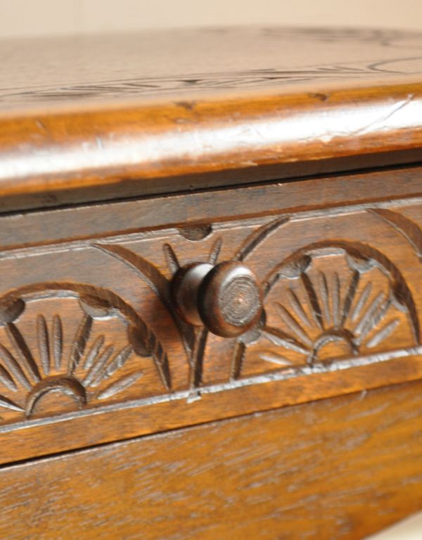 ロイドテーブル　アンティーク家具　英国らしい上品なアンティーク家具、コンソールテーブル。小さな木の取っ手がちょこんと付いています。(j-1335-f)