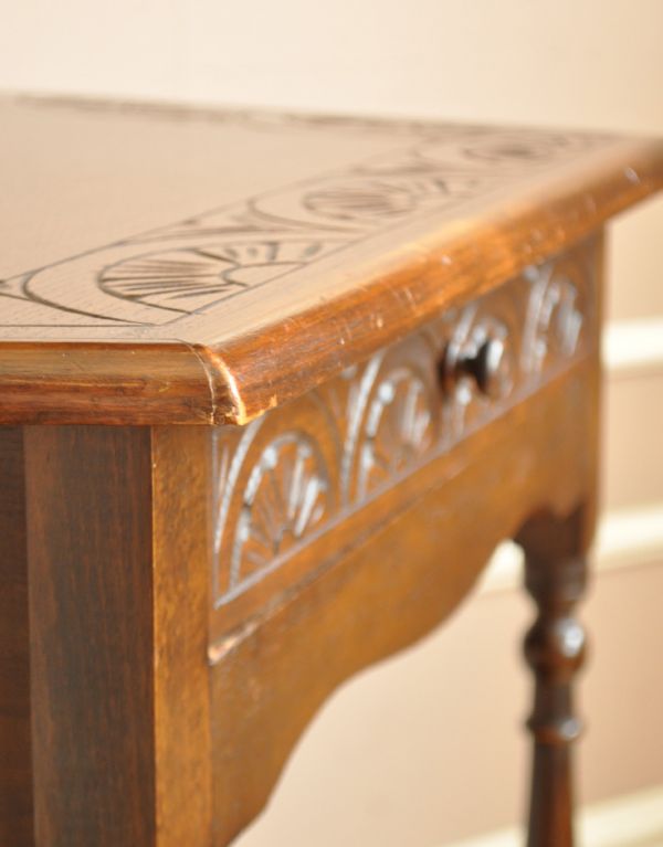 ロイドテーブル　アンティーク家具　英国らしい上品なアンティーク家具、コンソールテーブル。角もキレイな状態です。(j-1335-f)