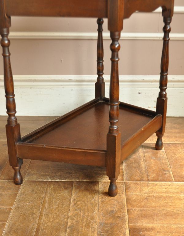 ロイドテーブル　アンティーク家具　英国らしい上品なアンティーク家具、コンソールテーブル。美しい脚がしっかりテーブルを支えます。(j-1335-f)