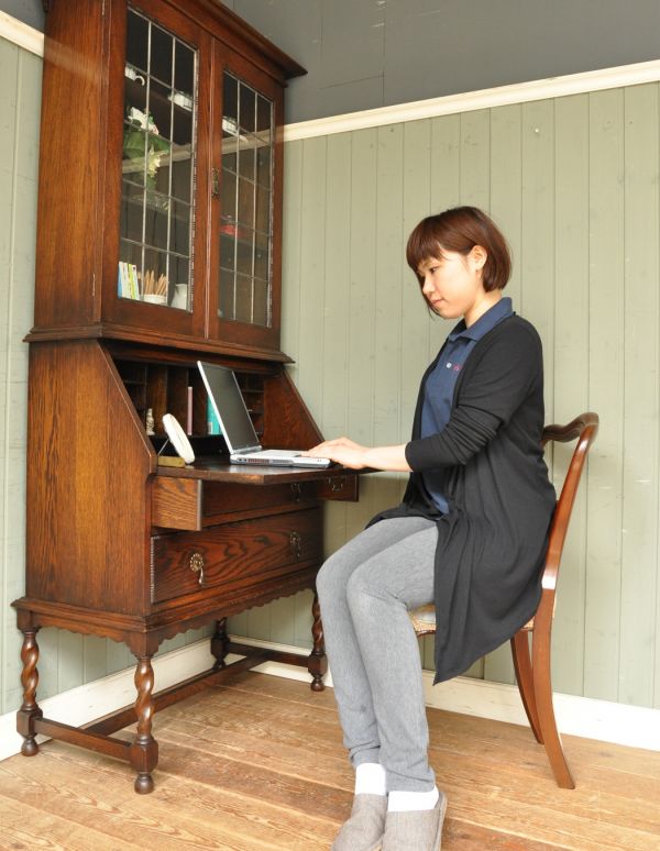 サイドバイサイド アンティーク家具 ガラスのアンティーク収納家具、英国のブックビューロー(本棚とデスク)。書き物やパソコンをする時は、ビューローを開いて使ってください。(j-1336-f)