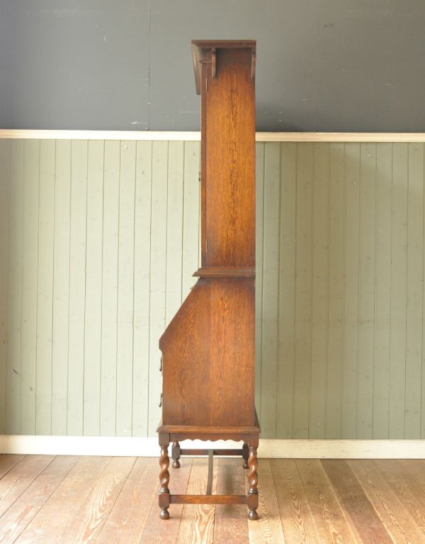 サイドバイサイド アンティーク家具 ガラスのアンティーク収納家具、英国のブックビューロー(本棚とデスク)。ビューロー部分を閉じると、すっきりしたキャビネットになります。(j-1336-f)