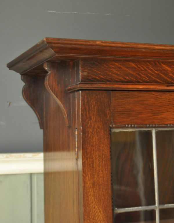 サイドバイサイド アンティーク家具 ガラスのアンティーク収納家具、英国のブックビューロー(本棚とデスク)。トップには英国らしい飾りがあります。(j-1336-f)