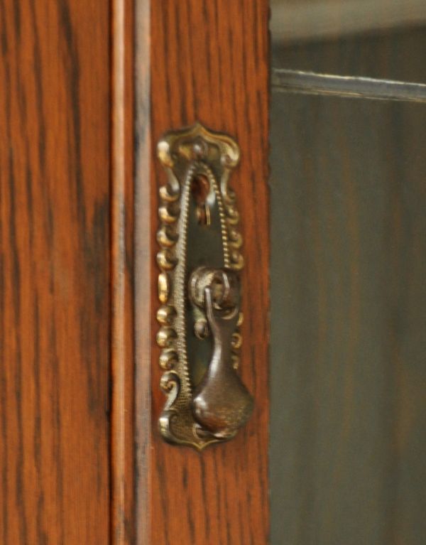 サイドバイサイド アンティーク家具 ガラスのアンティーク収納家具、英国のブックビューロー(本棚とデスク)。扉は高級感のある取っ手です。(j-1336-f)