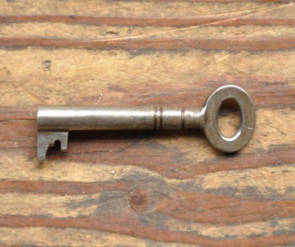 サイドバイサイド アンティーク家具 ガラスのアンティーク収納家具、英国のブックビューロー(本棚とデスク)。アンティークの可愛い鍵が付いています。(j-1336-f)