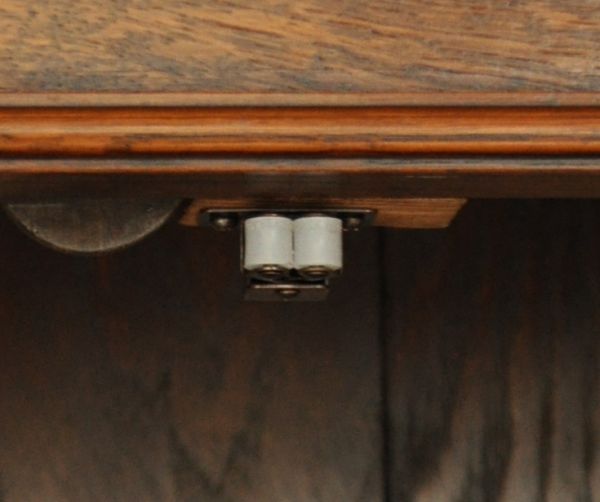 サイドバイサイド アンティーク家具 ガラスのアンティーク収納家具、英国のブックビューロー(本棚とデスク)。扉には、ローラーキャッチャーがあるので開閉はスムーズです。(j-1336-f)