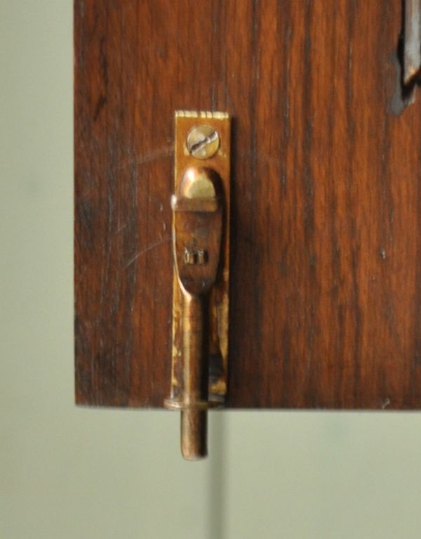 サイドバイサイド アンティーク家具 ガラスのアンティーク収納家具、英国のブックビューロー(本棚とデスク)。扉に当時の金具が残っていました。(j-1336-f)