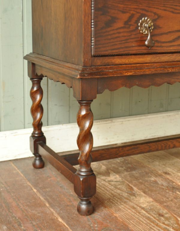 サイドバイサイド アンティーク家具 ガラスのアンティーク収納家具、英国のブックビューロー(本棚とデスク)。ビューローをしっかり支える脚です。(j-1336-f)