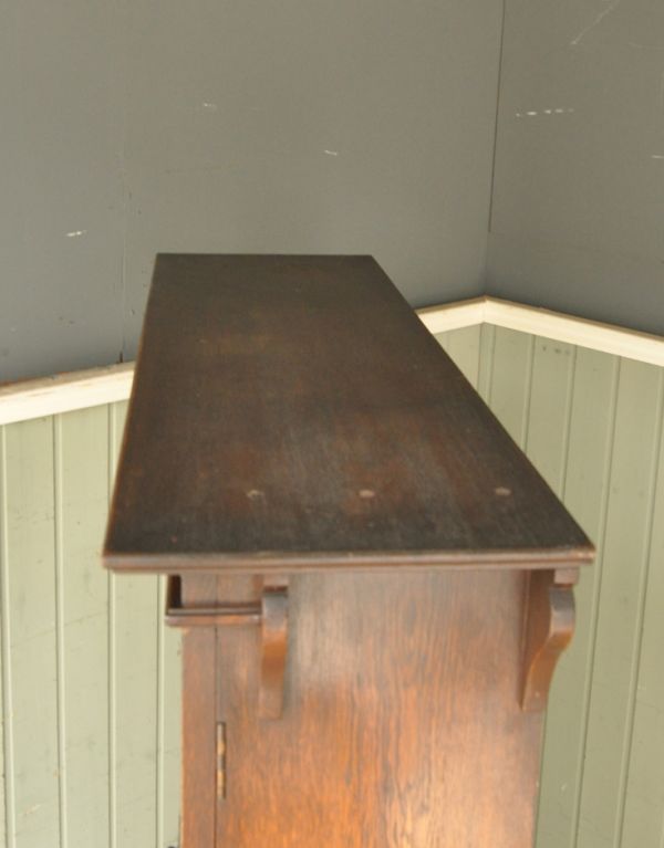 サイドバイサイド アンティーク家具 ガラスのアンティーク収納家具、英国のブックビューロー(本棚とデスク)。ビューローの天板です。(j-1336-f)