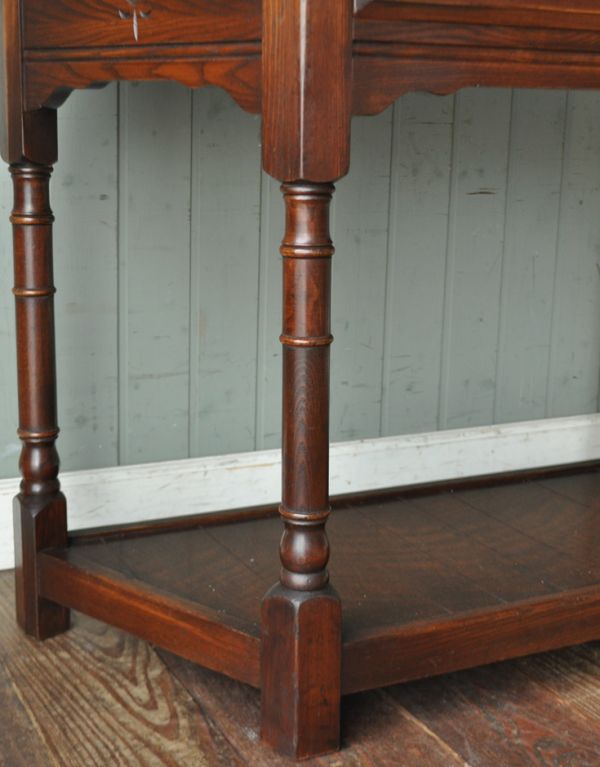 アンティーク家具　引き出しが付いた英国のアンティーク家具、コンソールテーブル。美しい脚がしっかりテーブルを支えます。(j-1426-f)