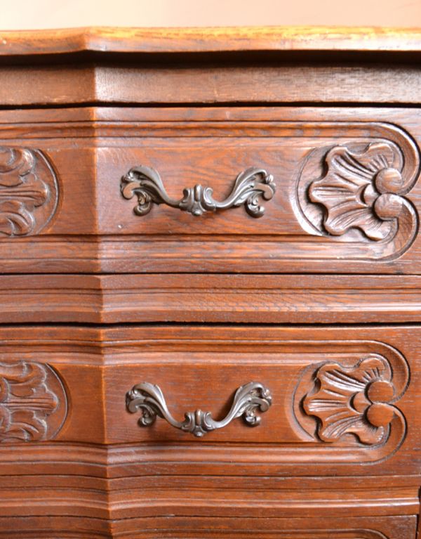 アンティークのチェスト アンティーク家具 南フランスのアンティーク家具、彫がおしゃれなチェスト(3段)。優雅な引き出しの取っ手です。(j-1339-f)
