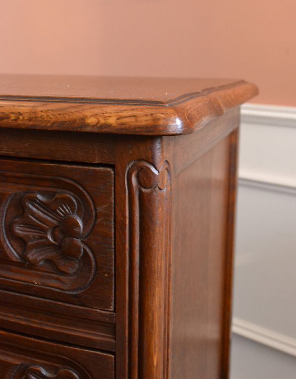 アンティークのチェスト アンティーク家具 南フランスのアンティーク家具、彫がおしゃれなチェスト(3段)。角が丸いので小さなお子様がいるお家でも安心です。(j-1339-f)