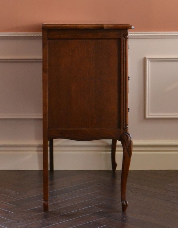 アンティークのチェスト アンティーク家具 南フランスのアンティーク家具、彫がおしゃれなチェスト(3段)。サイドにも彫の装飾があります。(j-1339-f)