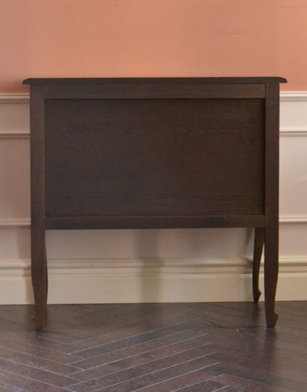 アンティークのチェスト アンティーク家具 南フランスのアンティーク家具、彫がおしゃれなチェスト(3段)。キチンとメンテナンスしてありますので、裏もキレイな状態です。(j-1339-f)