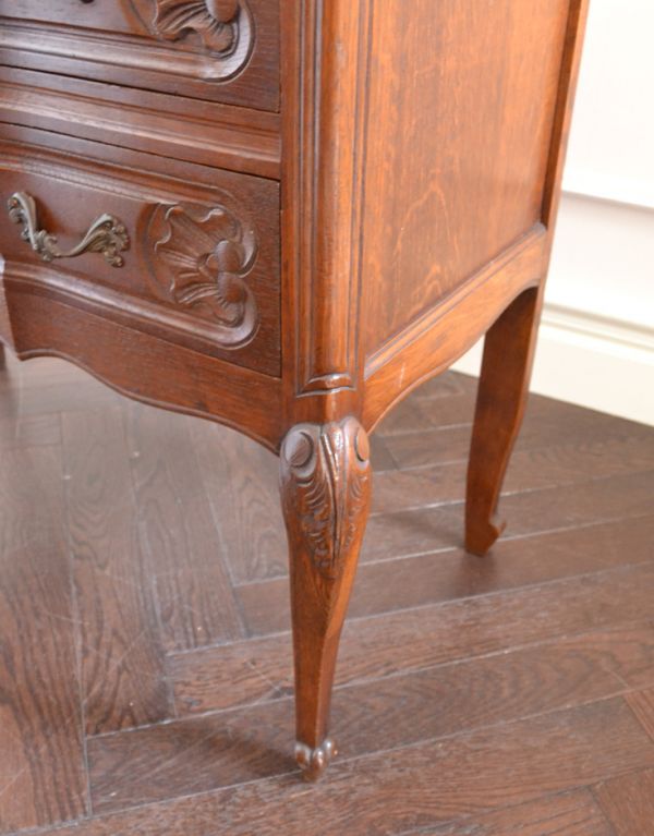 アンティークのチェスト アンティーク家具 南フランスのアンティーク家具、彫がおしゃれなチェスト(3段)。人気の猫脚です。(j-1339-f)