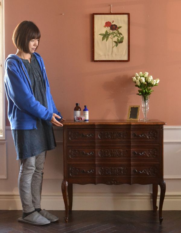 アンティークのチェスト アンティーク家具 南フランスのアンティーク家具、彫がおしゃれなチェスト(3段)。きちんとお直ししているので、引き出しの開け閉めもスムーズ。(j-1339-f)