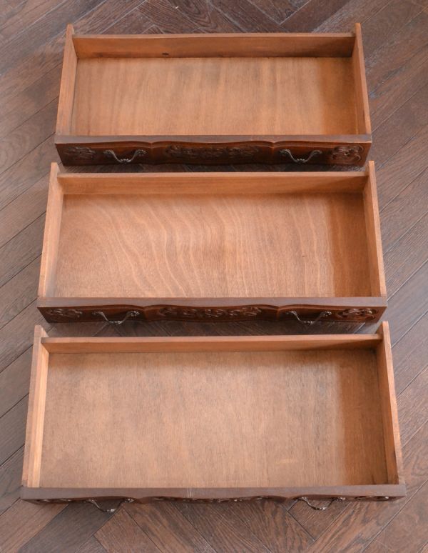 アンティークのチェスト アンティーク家具 南フランスのアンティーク家具、彫がおしゃれなチェスト(3段)。引き出しは全部で3杯です。(j-1339-f)
