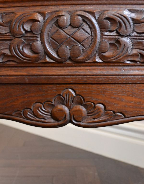 アンティークのチェスト アンティーク家具 南フランスのアンティーク家具、彫がおしゃれなチェスト(3段)。下の方も凝ったデザインです。(j-1339-f)
