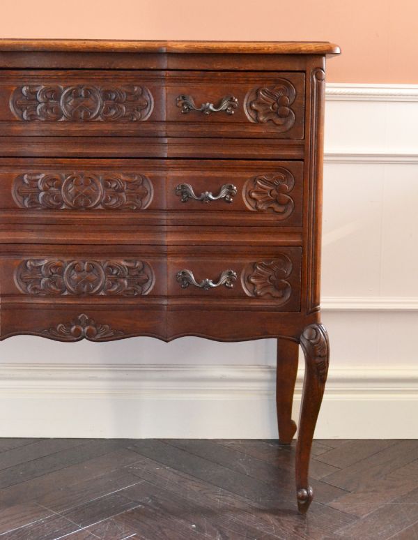 アンティークのチェスト アンティーク家具 南フランスのアンティーク家具、彫がおしゃれなチェスト(3段)。繊細で高級感たっぷりの彫り。(j-1339-f)