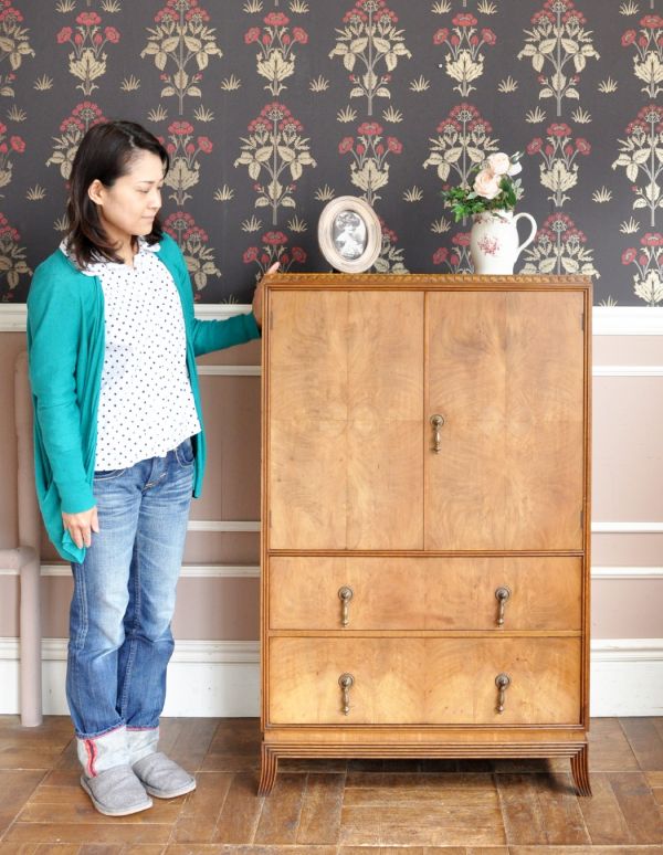 アンティークのキャビネット　アンティーク家具　アンティークのおしゃれな収納家具、ウォルナット材のカップボードチェスト。中が見えないので、生活感が出てしまう細々した物をたっぷり収納するのにピッタリです！（モデルの身長は158cmです）【 全体 】幅78×奥行50×高さ122.5cm【 天板 】幅75.5×奥行48×高さ122.5cm。(j-1340-f)