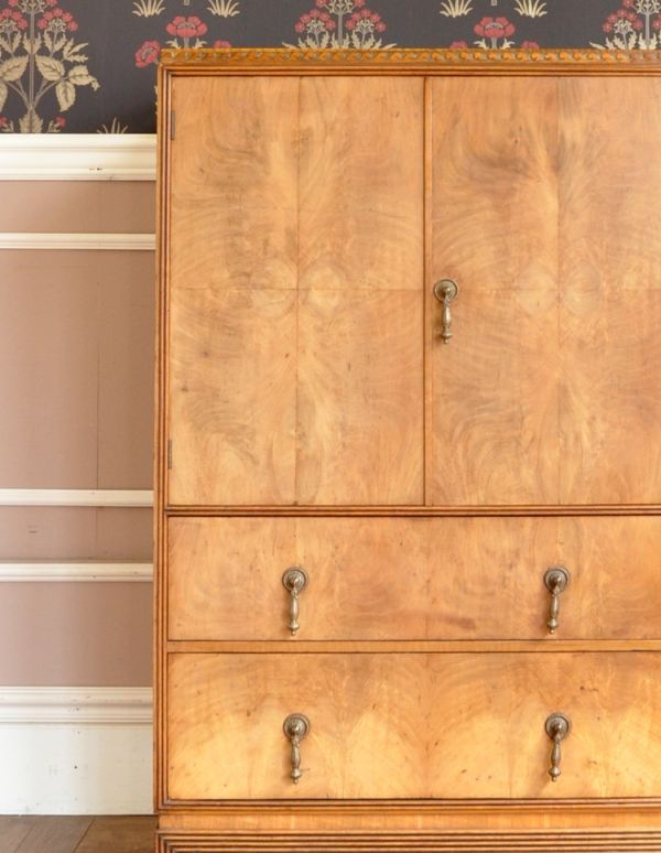 アンティークのキャビネット　アンティーク家具　アンティークのおしゃれな収納家具、ウォルナット材のカップボードチェスト。めずらしい明るい色のカップボードチェスト。(j-1340-f)