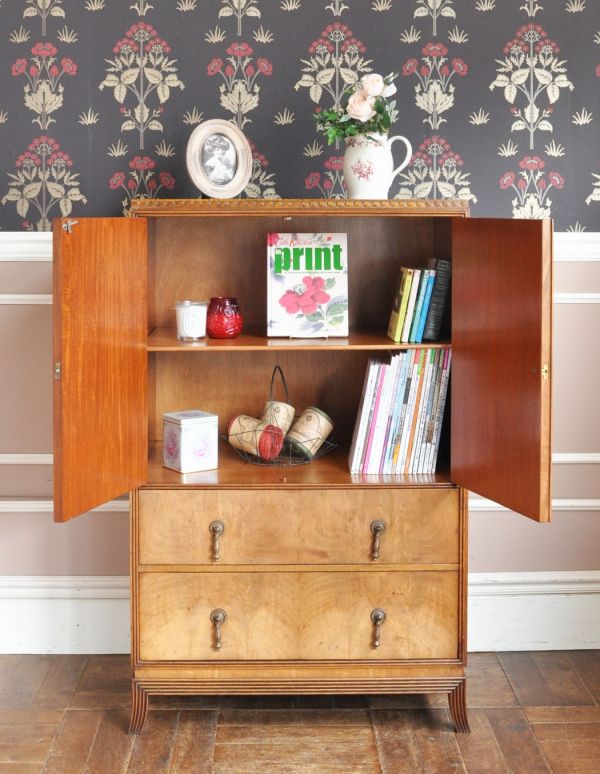 アンティークのキャビネット　アンティーク家具　アンティークのおしゃれな収納家具、ウォルナット材のカップボードチェスト。扉の中には日常使いの食器を収納してみましょう。(j-1340-f)