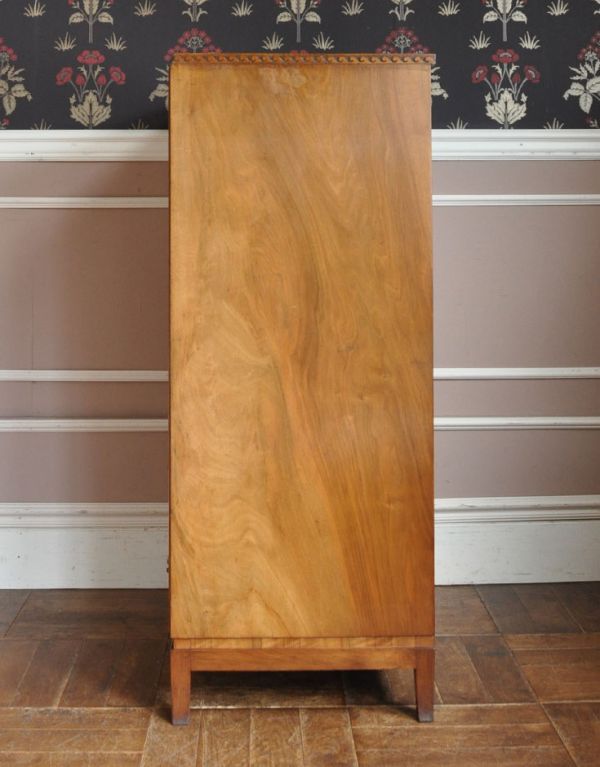 アンティークのキャビネット　アンティーク家具　アンティークのおしゃれな収納家具、ウォルナット材のカップボードチェスト。サイドもしっかり作られています。(j-1340-f)