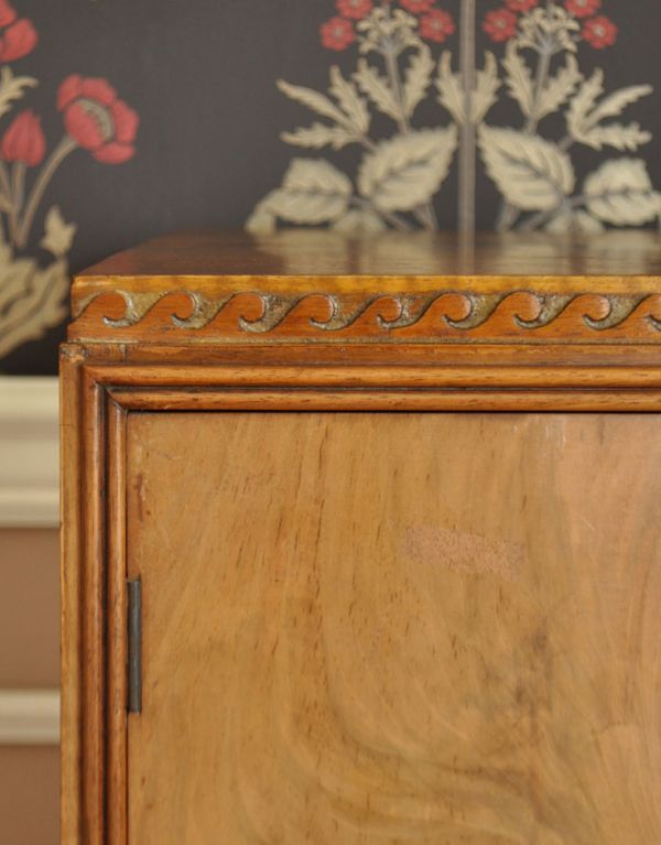 アンティークのキャビネット　アンティーク家具　アンティークのおしゃれな収納家具、ウォルナット材のカップボードチェスト。トップにはウェーブ状の彫りが施されています。(j-1340-f)