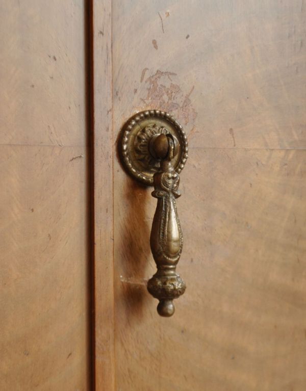 アンティークのキャビネット　アンティーク家具　アンティークのおしゃれな収納家具、ウォルナット材のカップボードチェスト。ジュエリーのような美しいデザイン！握る度にウキウキしてしまいます。(j-1340-f)