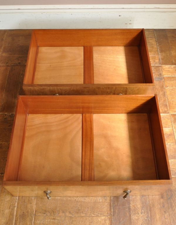 アンティークのキャビネット　アンティーク家具　アンティークのおしゃれな収納家具、ウォルナット材のカップボードチェスト。引き出しは全部で２杯。(j-1340-f)