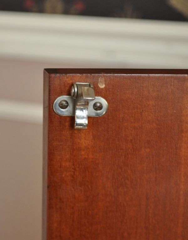 アンティークのキャビネット　アンティーク家具　アンティークのおしゃれな収納家具、ウォルナット材のカップボードチェスト。扉を留めるためのドアストッパーです。(j-1340-f)
