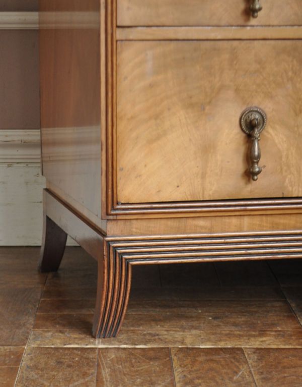 アンティークのキャビネット　アンティーク家具　アンティークのおしゃれな収納家具、ウォルナット材のカップボードチェスト。安定感のある脚がしっかり支えます。(j-1340-f)