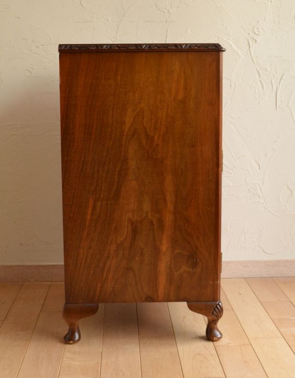 アンティーク家具 上品なアンティークの英国家具、ウォルナット材のナイトテーブル。横から見てもピカピカです。(j-1341-f)
