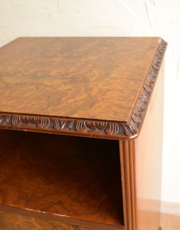アンティーク家具 上品なアンティークの英国家具、ウォルナット材のナイトテーブル。大人っぽいカラーで落ち着きがあります。(j-1341-f)
