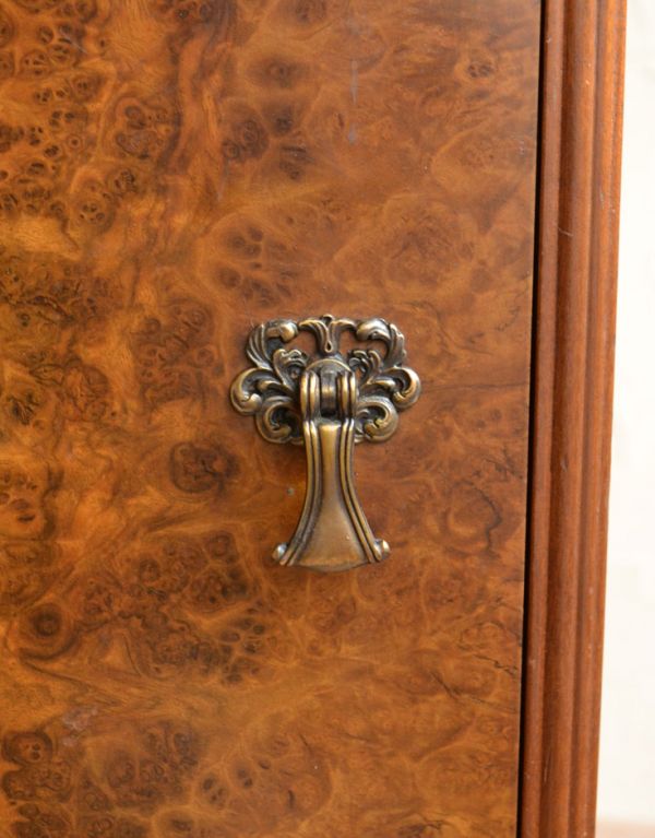 アンティーク家具 上品なアンティークの英国家具、ウォルナット材のナイトテーブル。重厚感のあるおしゃれな取っ手です。(j-1341-f)