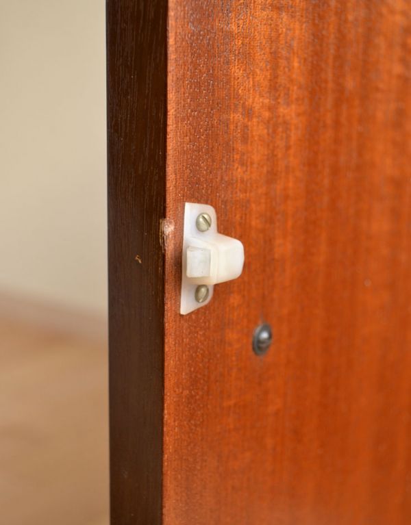 アンティーク家具 上品なアンティークの英国家具、ウォルナット材のナイトテーブル。扉には、ドアキャッチャーが付いています。(j-1341-f)