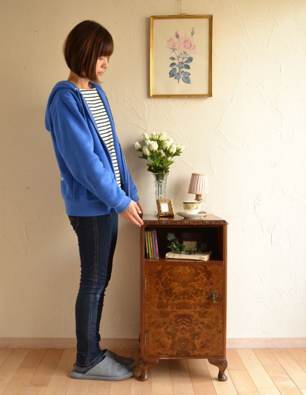 アンティーク家具 上品なアンティークの英国家具、ウォルナット材のナイトテーブル。とっても可愛いチェスト。(j-1341-f)