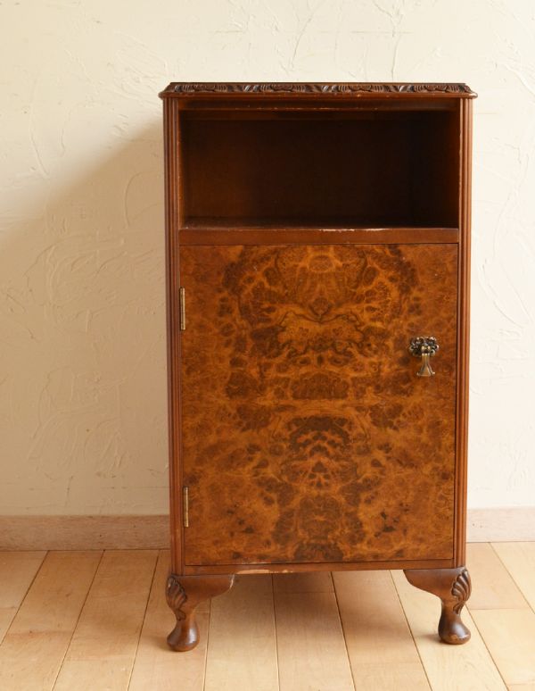 アンティーク家具 上品なアンティークの英国家具、ウォルナット材のナイトテーブル。光沢のあるウォルナット材のキャビネット。(j-1341-f)