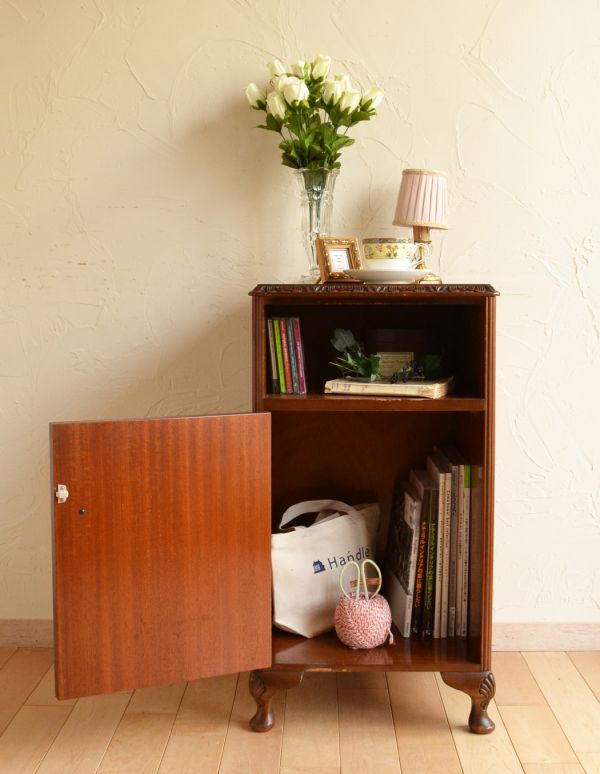 アンティーク家具 上品なアンティークの英国家具、ウォルナット材のナイトテーブル。オープンスペースには、よく使うものを入れましょう。(j-1341-f)