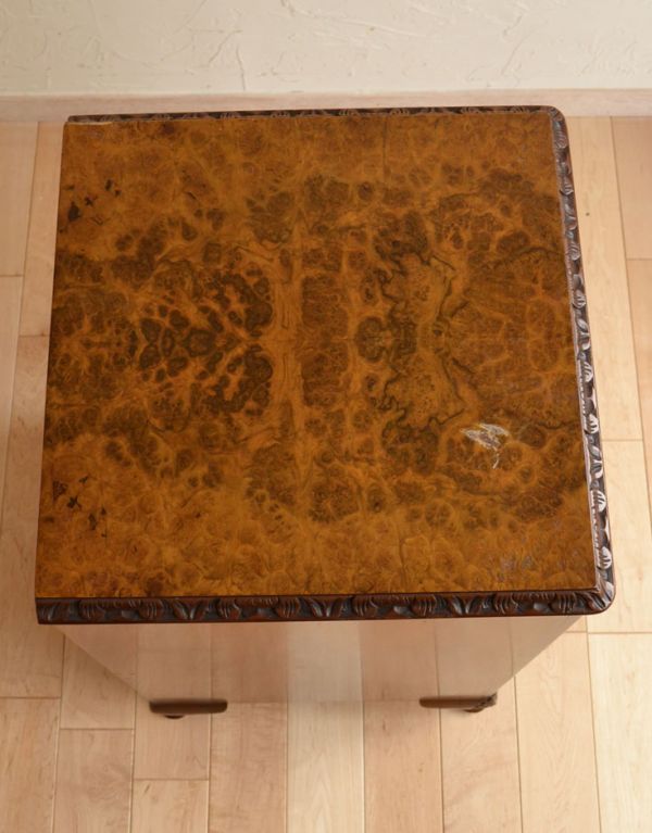 アンティーク家具 上品なアンティークの英国家具、ウォルナット材のナイトテーブル。天板もキレイに仕上げました。(j-1341-f)