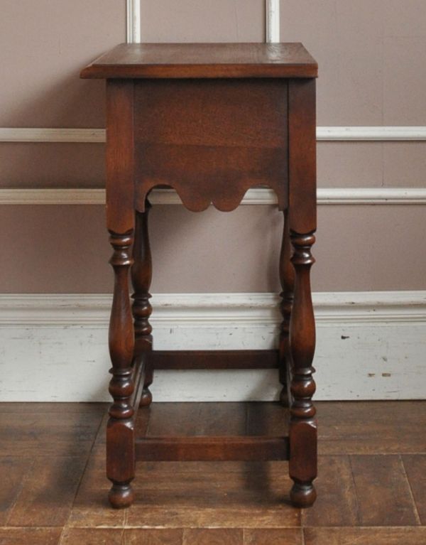 ロイドテーブル アンティーク家具 オーク材を使ったアンティーク家具、引き出し付きのサイドテーブル。サイドはこんなにスッキリ!場所を取らないので使いやすいです。(j-1343-f)