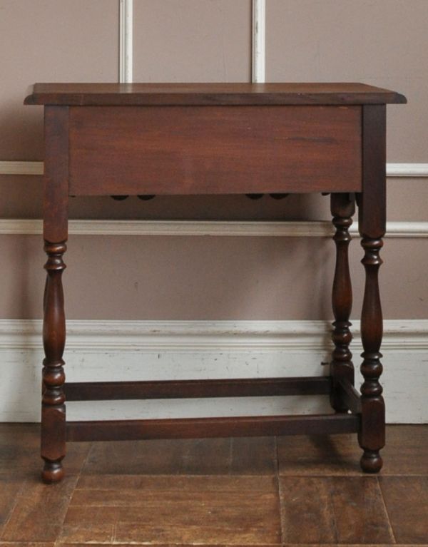 ロイドテーブル アンティーク家具 オーク材を使ったアンティーク家具、引き出し付きのサイドテーブル。専門の職人によってお直ししていますが、アンティークは新品ではありません。(j-1343-f)