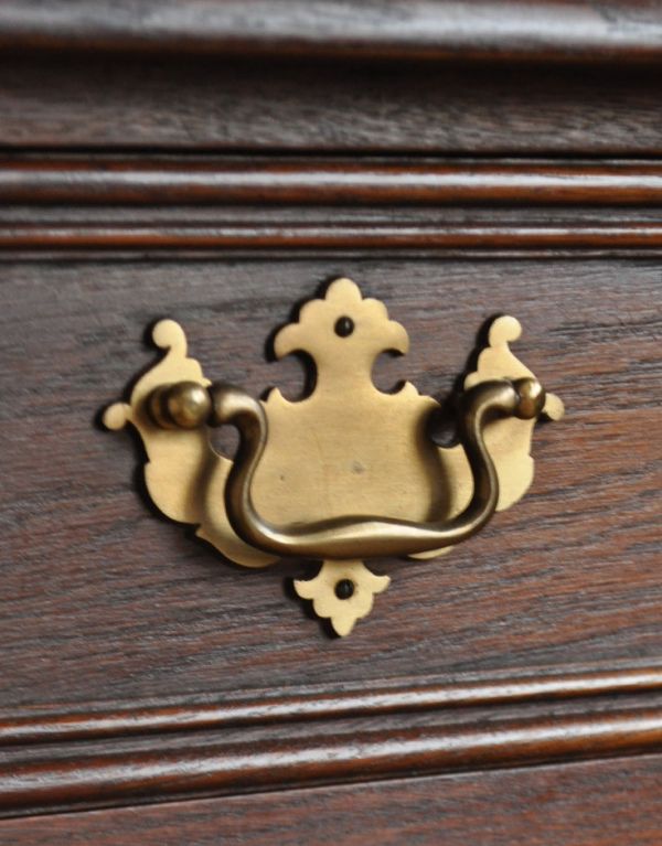 ロイドテーブル アンティーク家具 オーク材を使ったアンティーク家具、引き出し付きのサイドテーブル。アンティークらしい繊細なデザインの取っ手が付いています。(j-1343-f)